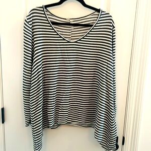 Black and white striped long‎ sleeve sweater